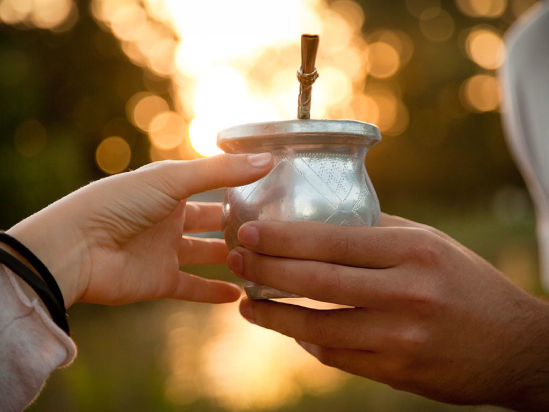 Amigos compartiendo mate al atardecer